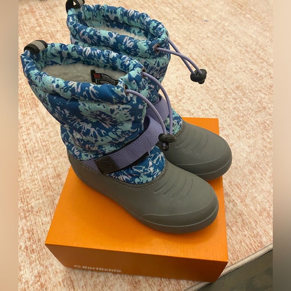 North Side Girls size 2 snow boots